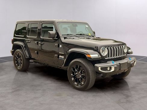 Used 2024 Jeep Wrangler Unlimited Sahara w/ Technology Group AWD/4WD image 3