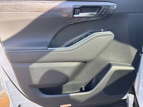 New 2026 Toyota Highlander Platinum image 13
