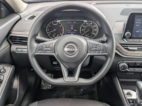 Used 2024 Nissan Altima 2.5 SV FWD image 14