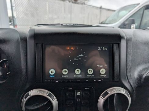 Used 2017 Jeep Wrangler Unlimited Sahara w/ Connectivity Group image 15
