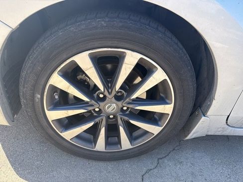 Used 2017 Nissan Altima 2.5 SL w/ Moonroof Package image 5