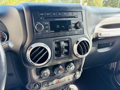 Used 2014 Jeep Wrangler Unlimited Sahara w/ Connectivity Group image 37