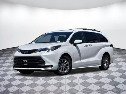 Used 2025 Toyota Sienna XLE w/ XLE Plus Package FWD image 1