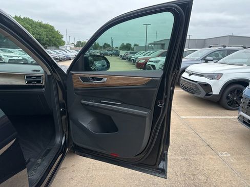 Used 2024 Volkswagen Atlas SE w/ Panoramic Sunroof Package FWD image 22