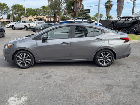 Used 2021 Nissan Versa SV image 5