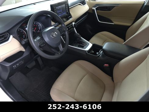Used 2021 Toyota RAV4 LE FWD image 10