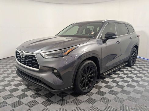 Certified 2025 Toyota Highlander XLE FWD image 2