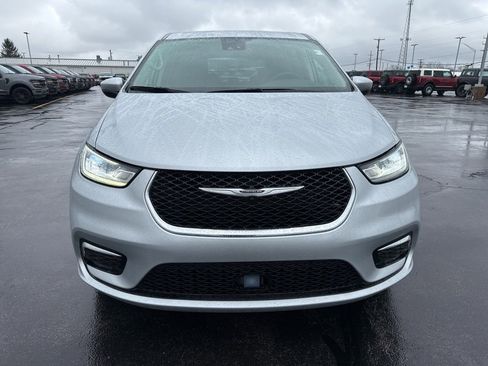 Used 2023 Chrysler Pacifica Touring-L image 3