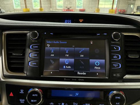 Used 2017 Toyota Highlander XLE AWD/4WD image 22