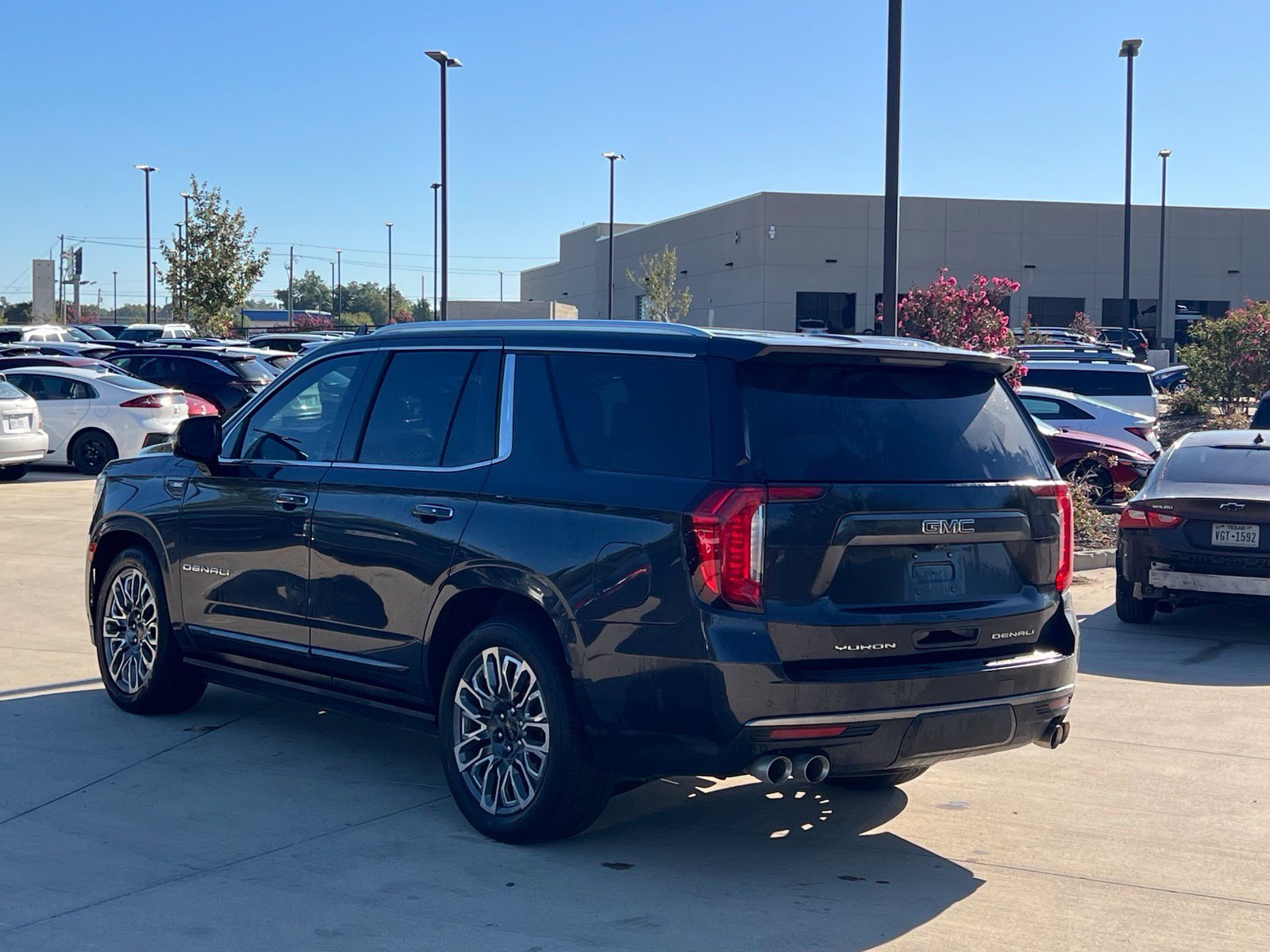 Used 2023 GMC Yukon Denali Ultimate AWD/4WD image 9