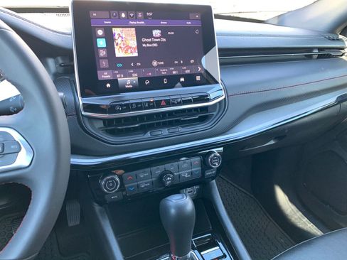 Used 2025 Jeep Compass Trailhawk image 17