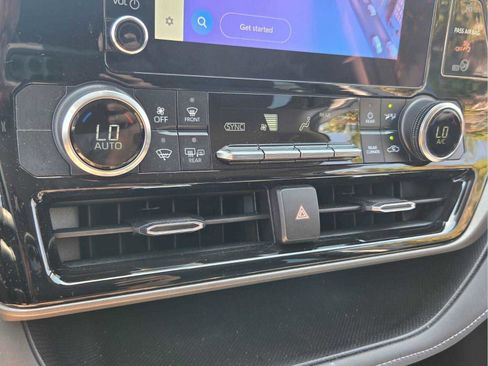 Used 2023 Toyota Highlander LE AWD/4WD image 25