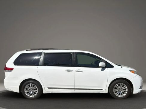 Used 2012 Toyota Sienna XLE image 5