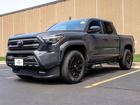 Used 2025 Toyota Tacoma SR5 AWD/4WD image 4