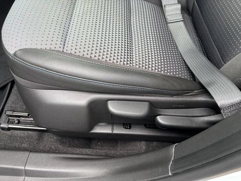 Used 2025 Chevrolet Trax LT w/ Sunroof Package FWD image 11