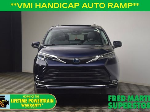 Used 2022 Toyota Sienna XLE image 2