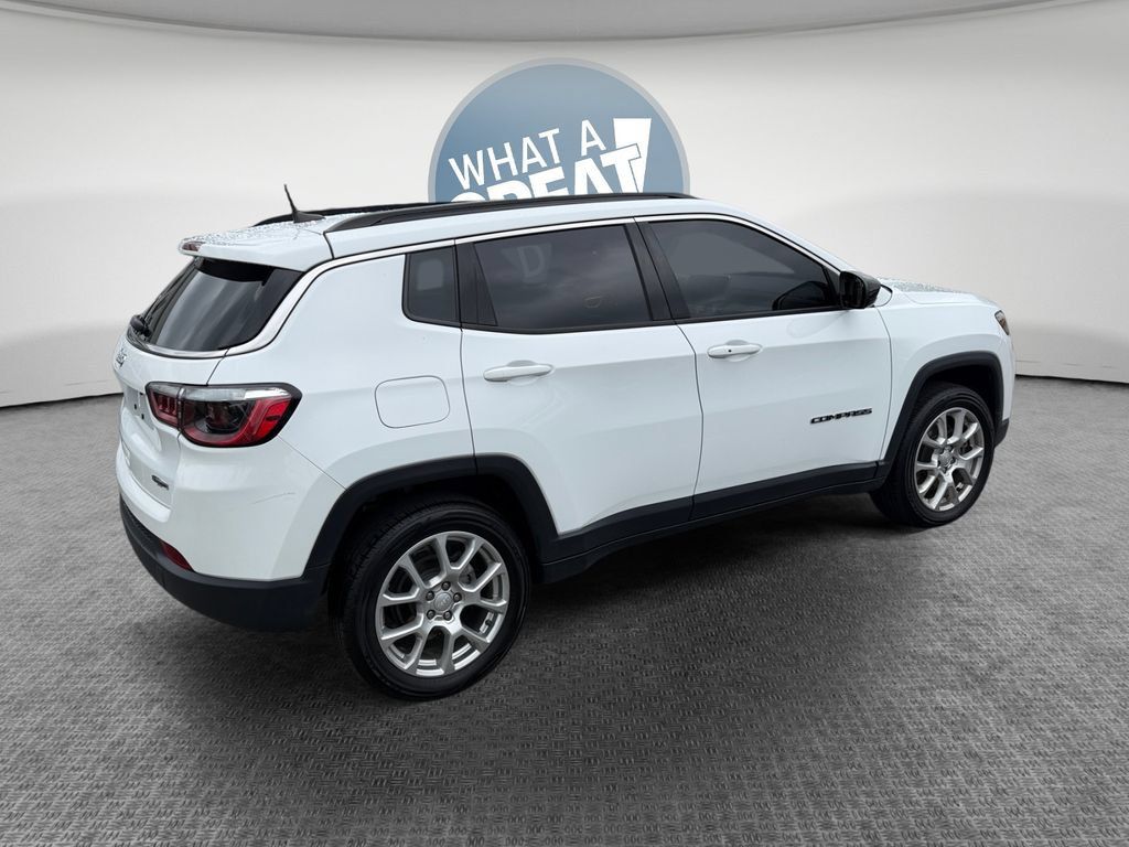 Used 2023 Jeep Compass Latitude w/ Sun and Sound Group AWD/4WD image 3
