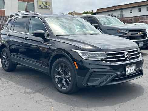 Used 2023 Volkswagen Tiguan SE FWD image 2