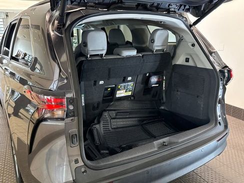 Used 2023 Toyota Sienna XLE w/ XLE Plus Package image 27