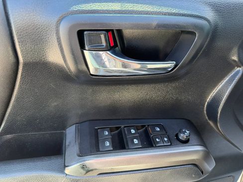 Used 2019 Toyota Tacoma TRD Sport w/ Technology Package AWD/4WD image 11