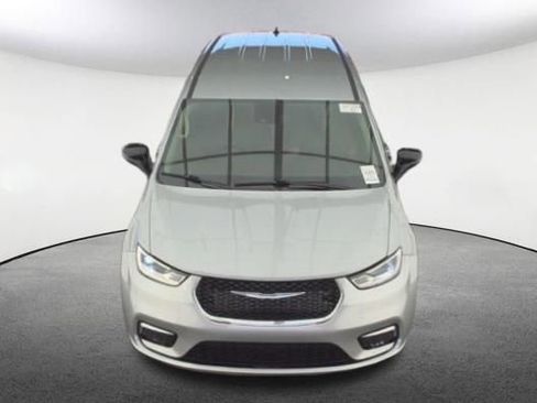Used 2024 Chrysler Pacifica Touring-L FWD image 2