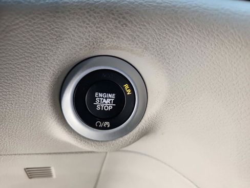 Used 2019 Chrysler Pacifica Touring-L image 21