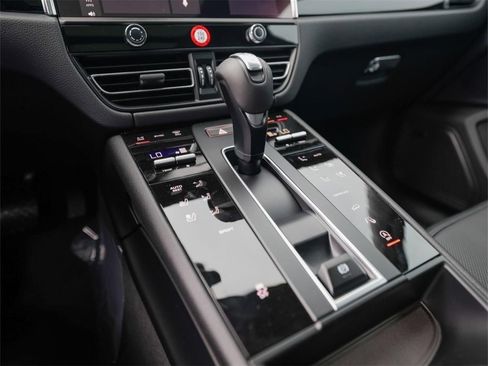 Certified 2025 Porsche Macan AWD/4WD image 20