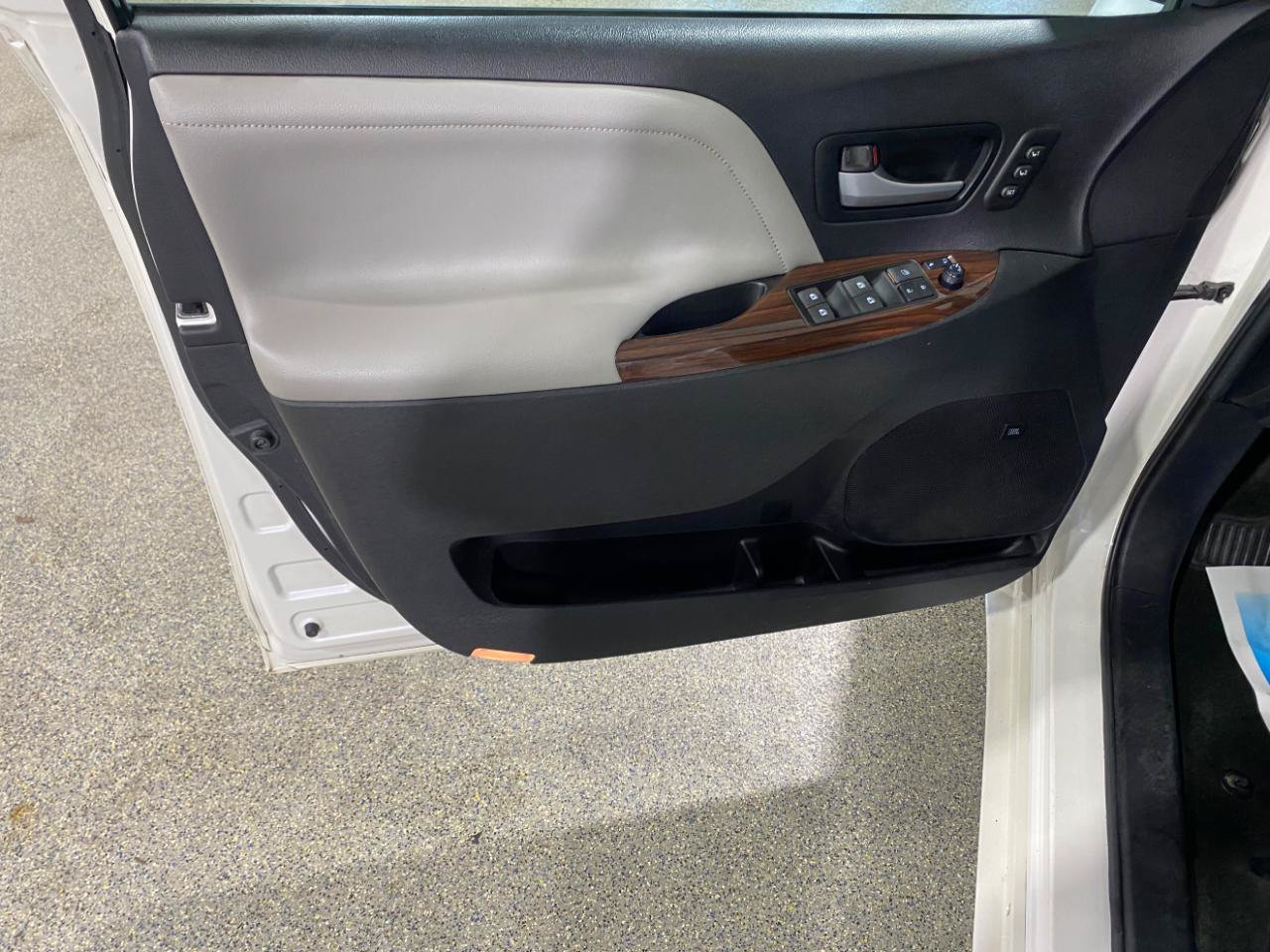 Used 2015 Toyota Sienna Limited Premium AWD/4WD image 17