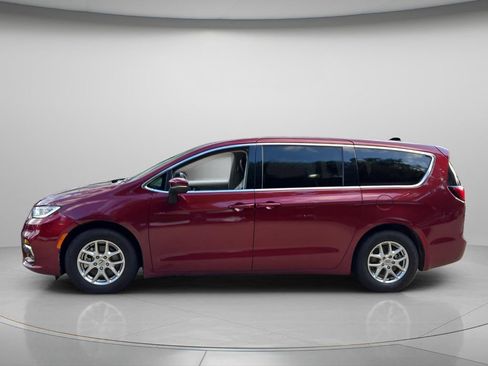 Used 2023 Chrysler Pacifica Touring-L FWD image 3