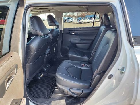 Used 2023 Toyota Highlander XLE image 22