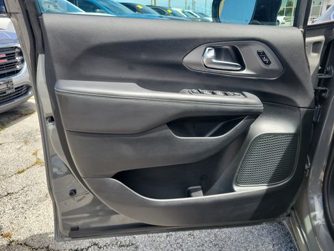 Used 2025 Chrysler Pacifica Select FWD image 15