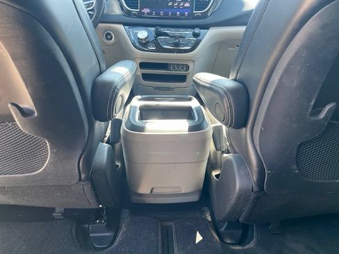 Used 2023 Chrysler Pacifica Touring-L FWD image 31