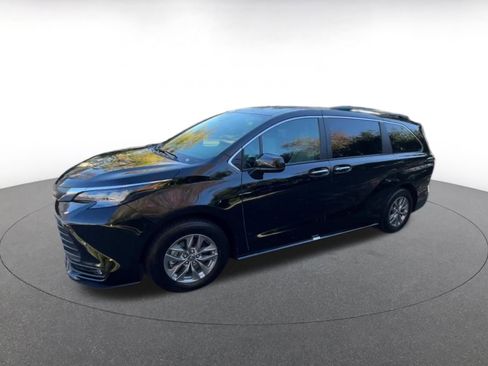 Used 2025 Toyota Sienna XLE image 8