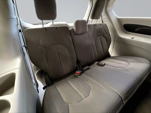 Used 2018 Chrysler Pacifica L image 23