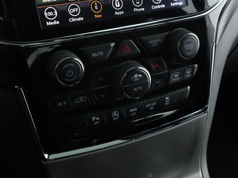 Used 2019 Jeep Grand Cherokee Altitude image 15