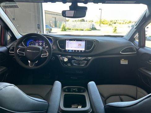 New 2025 Chrysler Pacifica Select image 29