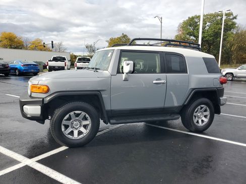 Used 2014 Toyota FJ Cruiser 4WD w/ Upgrade Package image 3
