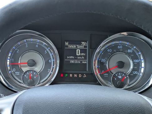 Used 2016 Chrysler Town & Country Touring-L FWD image 35