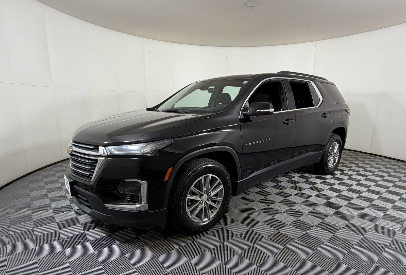 Used 2023 Chevrolet Traverse LT FWD image 2