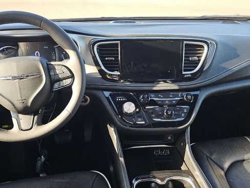 Used 2022 Chrysler Pacifica Limited w/ Uconnect Theater Family Group FWD image 9