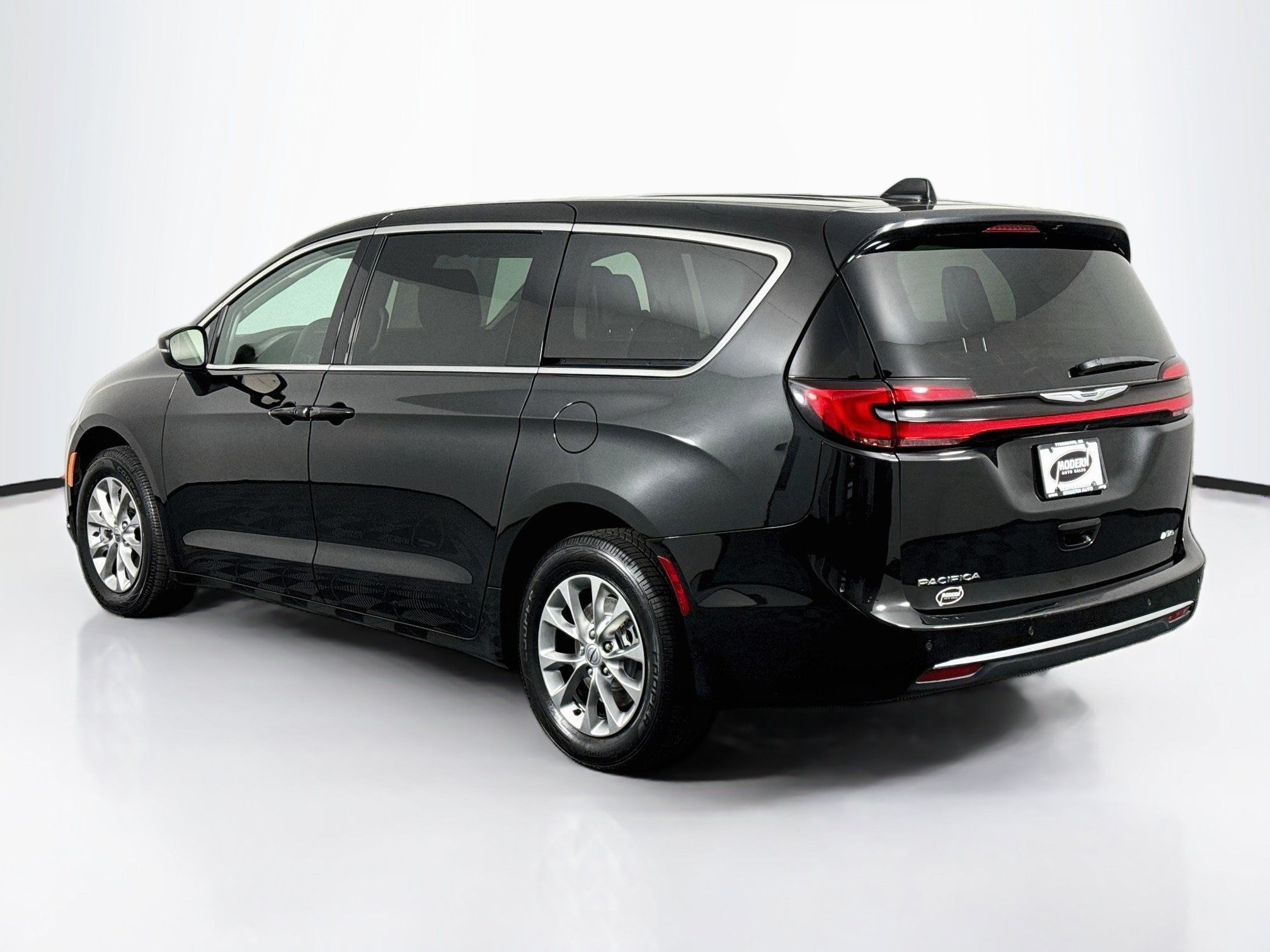 Used 2023 Chrysler Pacifica Touring-L AWD/4WD image 13
