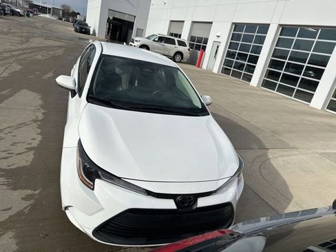 Used 2023 Toyota Corolla LE image 2
