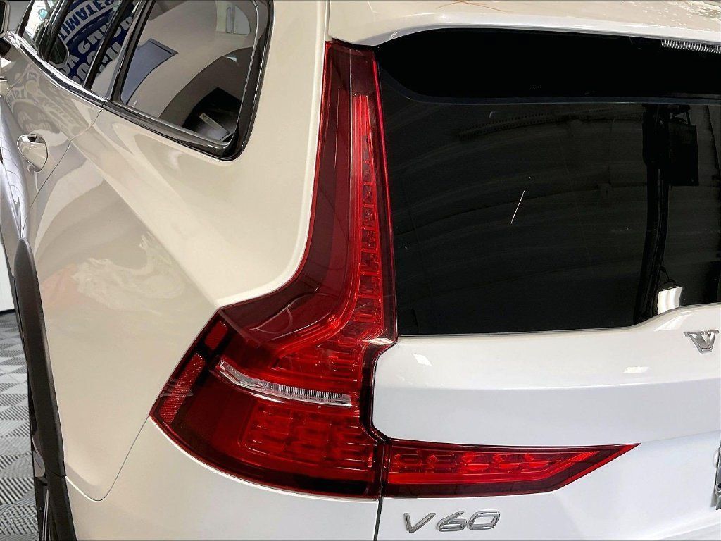Used 2025 Volvo V60 B5 Cross Country Plus AWD/4WD image 32