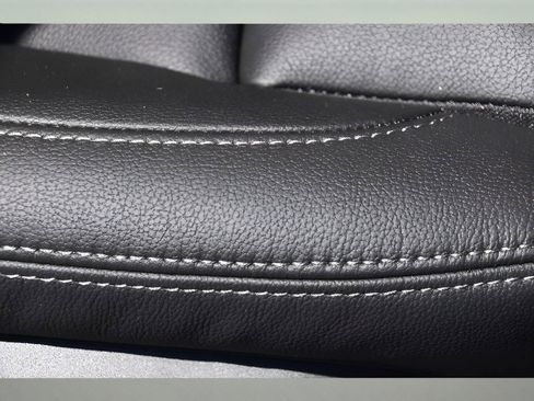 Certified 2025 Volvo XC40 B5 Plus w/ Protection Package Premier image 32