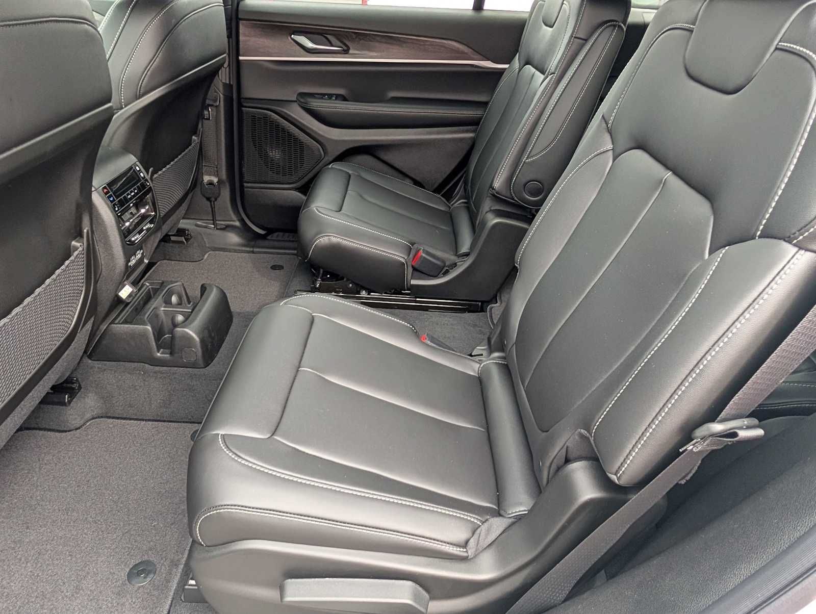 New 2025 Jeep Grand Cherokee L Limited w/ Black Appearance Package AWD/4WD image 11