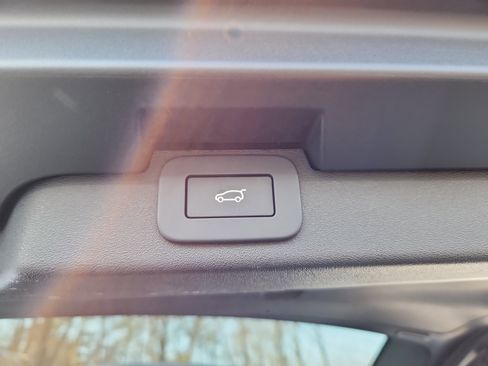 Used 2025 Land Rover Discovery S image 14