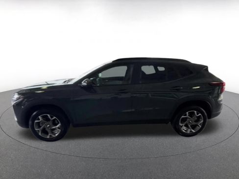 Used 2025 Chevrolet Trax LT FWD image 8