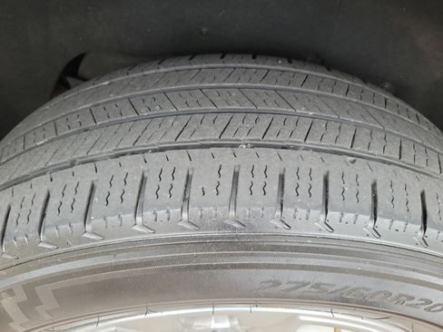 Used 2023 Chevrolet Suburban Premier image 31