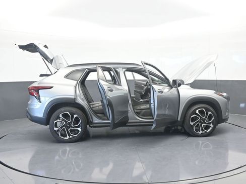 Used 2024 Chevrolet Trax RS w/ Sunroof Package image 75