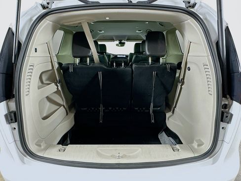 Used 2024 Chrysler Pacifica Touring-L FWD image 29